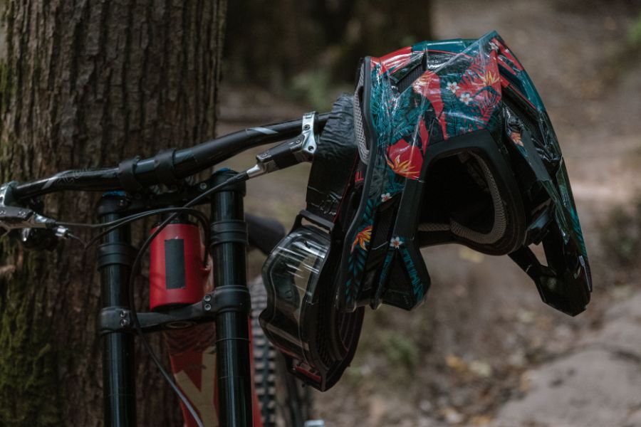 casco colgado en bici MTB