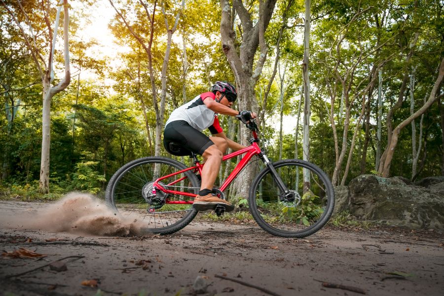 chico hace frenada brusca con MTB