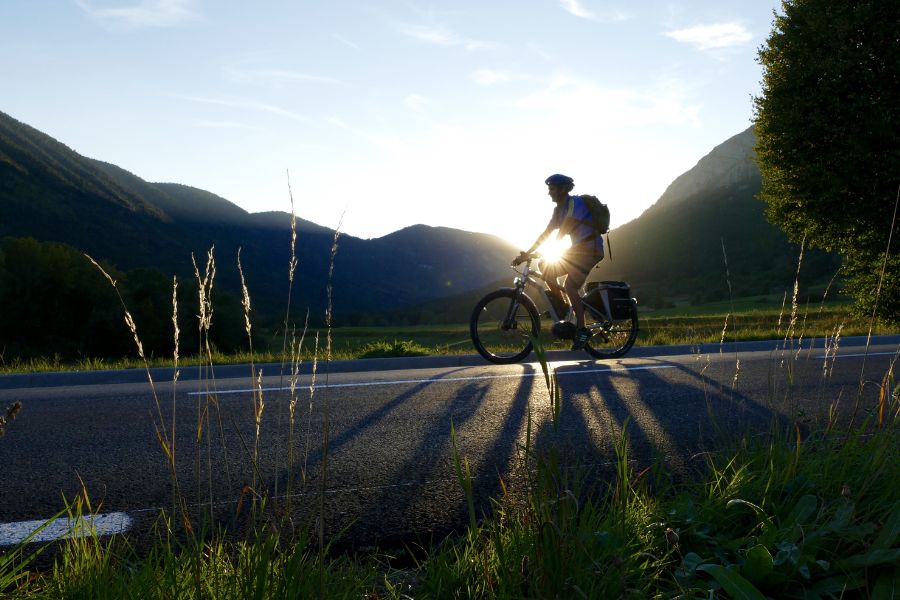 ciclista va con su bici por carretera