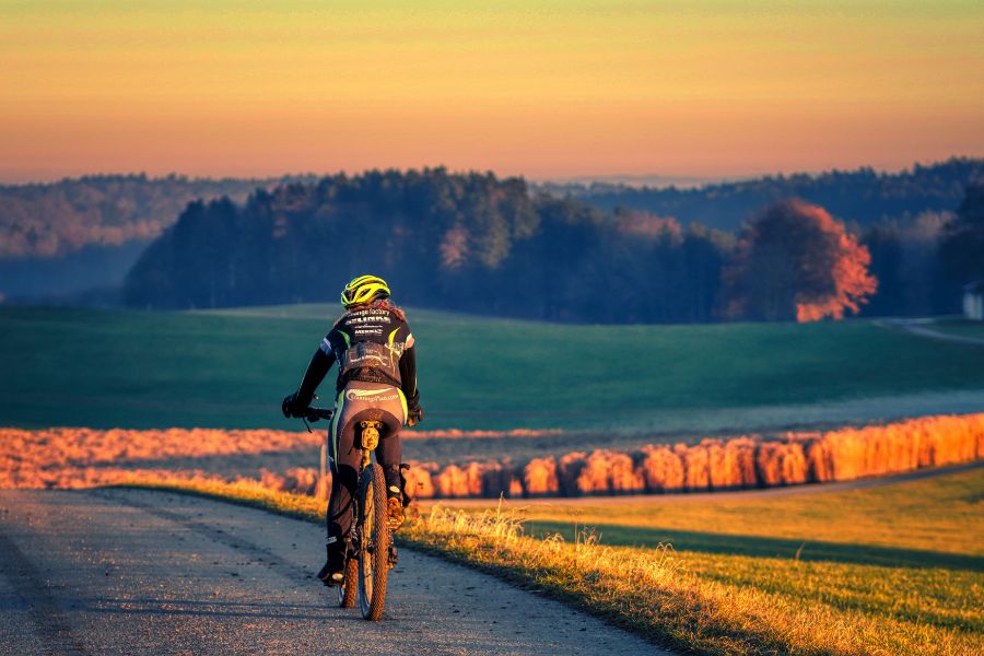 ciclismo en paisaje invernal