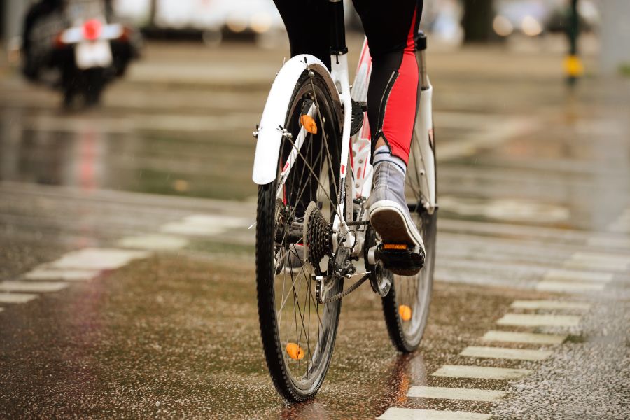 persona en bici de carretera con carretera mojada